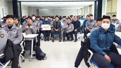 도 자경위, 4일 신임 경찰공무원 98명에 청렴·인권 도서 전달