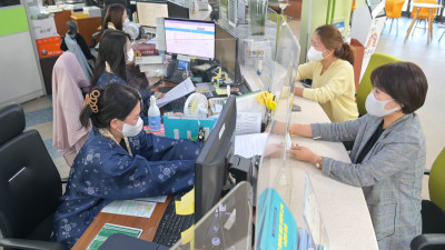 종합민원실 백제복 입고 근무…백제문화제 홍보 앞장